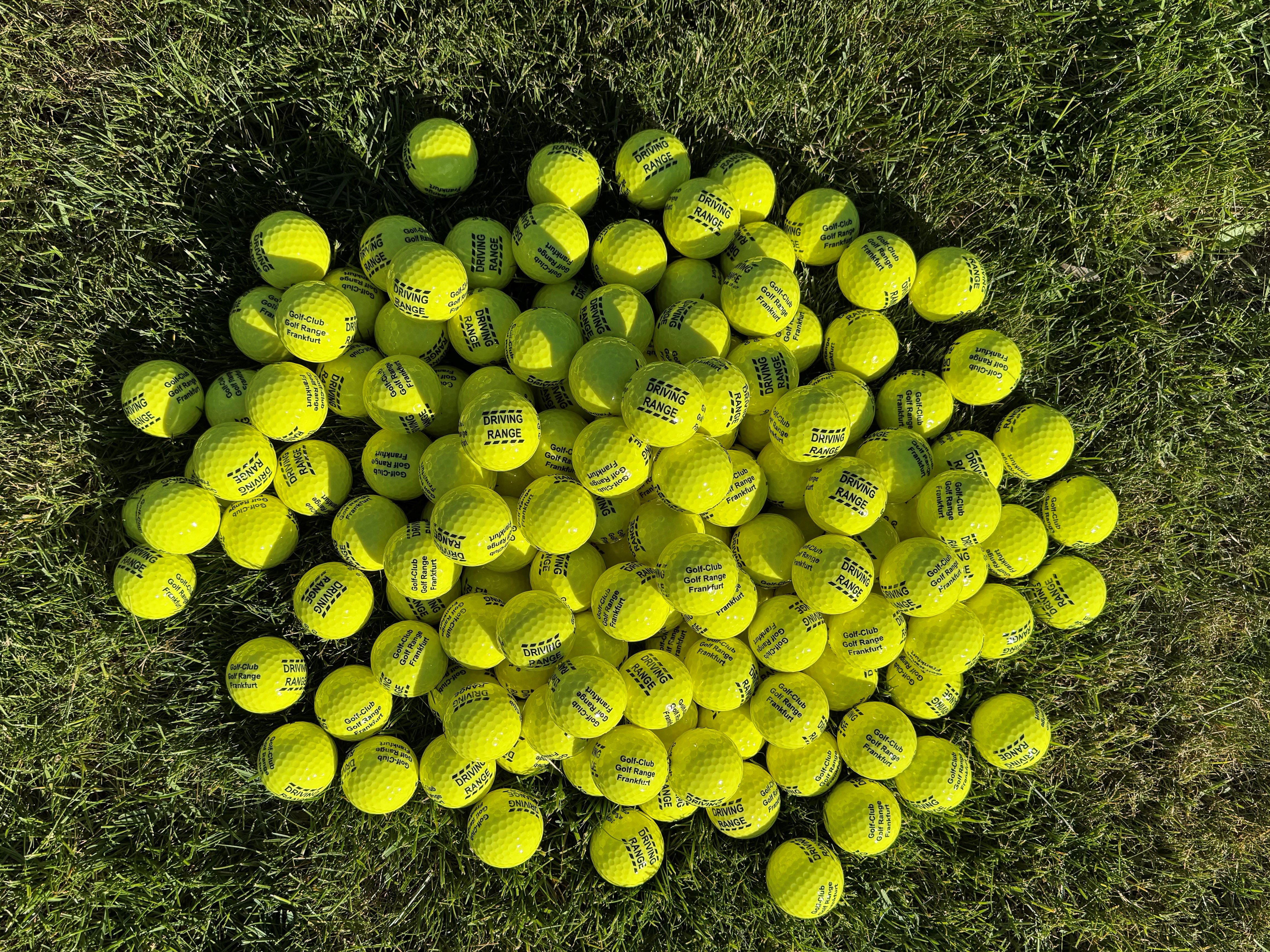 Neue Driving Range Bälle 2026 im Einsatz